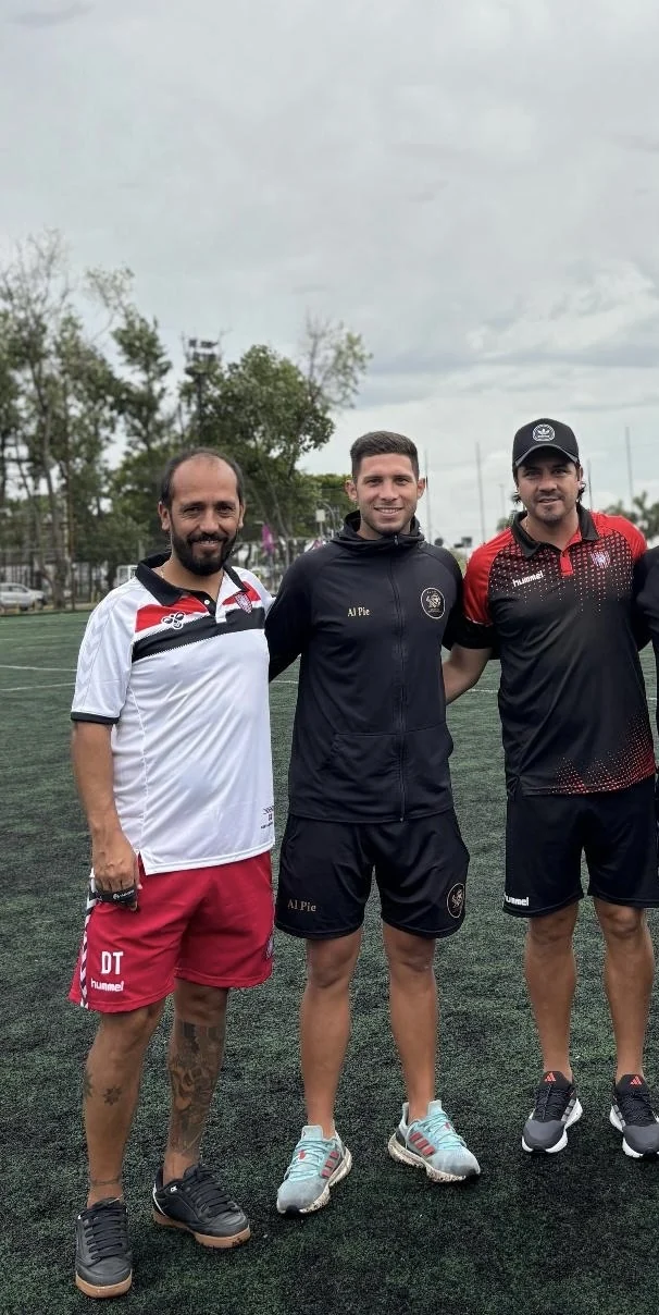 Ezequiel Dávalos junto a cuerpo técnico en un predio de entrenamiento