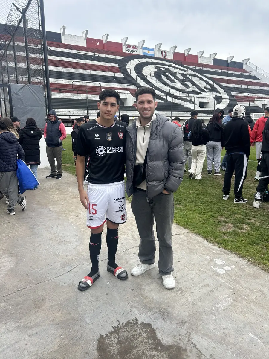 Ezequiel Dávalos junto a un jugador tras un partido