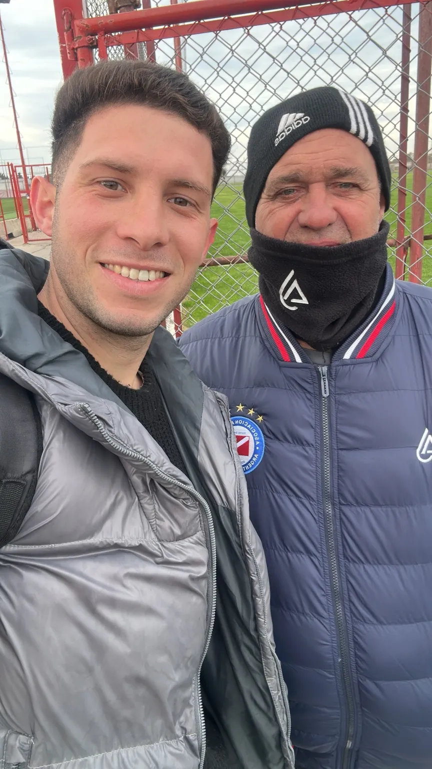 Ezequiel Dávalos junto a un referente del fútbol formativo