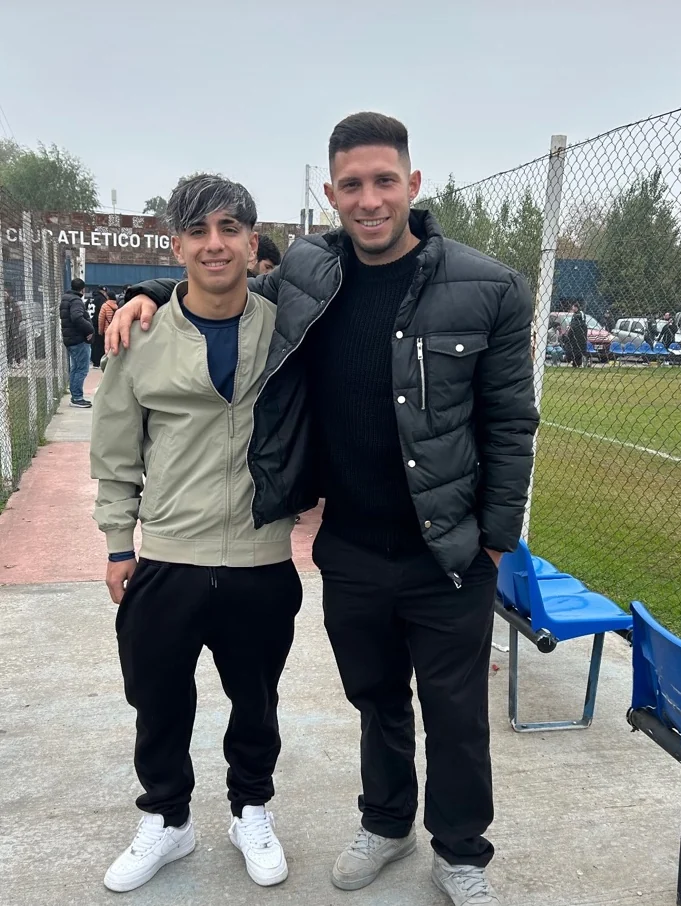 Ezequiel Dávalos junto a un jugador en una jornada de observación